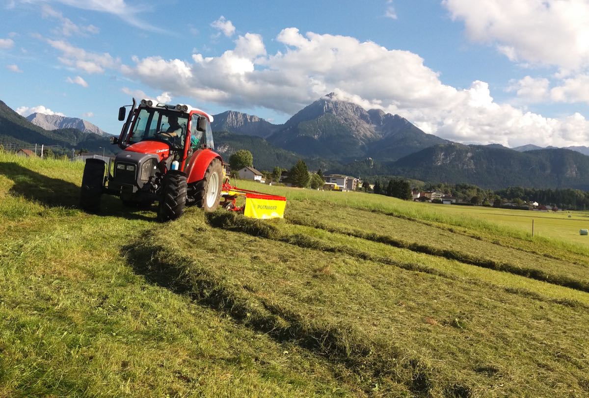 Traktor bei der Feldarbeit – Ferienwohnung AlMa