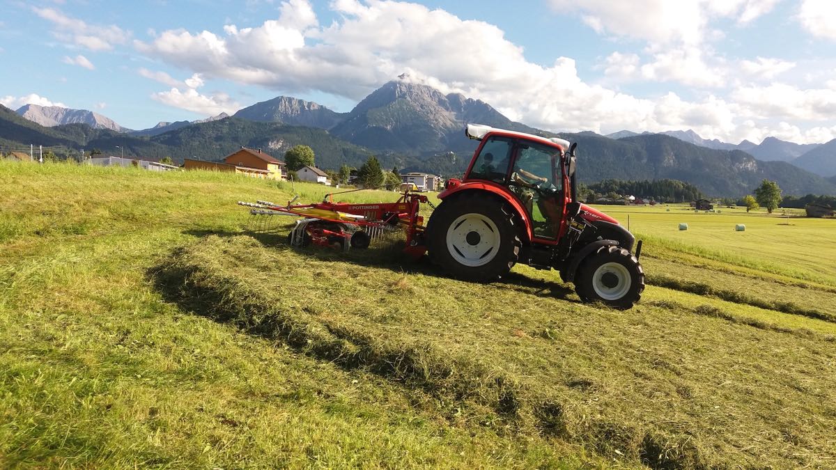 Traktor beim Mähen – Ferienwohnung AlMa